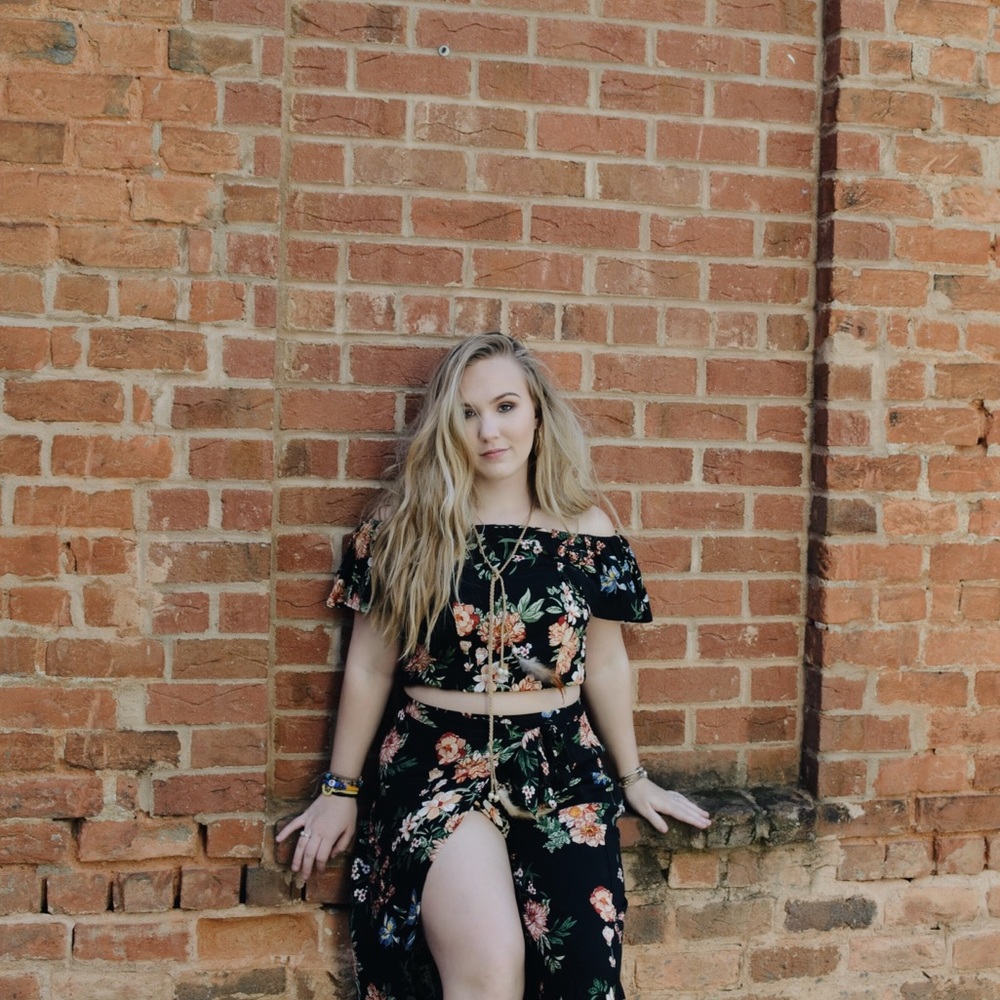 Target Two piece floral - Picture 3 of 4